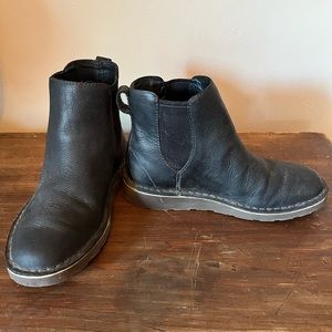 W6 L.L. Bean black chelsea boot. Great condition, conditioned leather